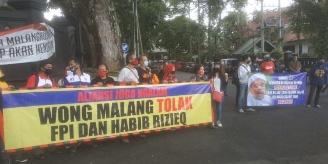 Puluhan warga Kota Malang berdemonstrasi di depan Balai Kota Malang, menolak kedatangan Habib Rizieq dan segala tindakan intoleran, pada Jumat (27/11/2020). Foto: Ulul Azmy