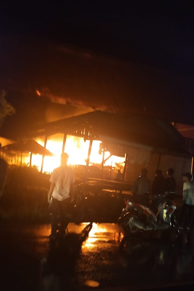 Rumah yang terbakar di Kabupaten Nagan Raya, Aceh. Foto: Dok. Warga