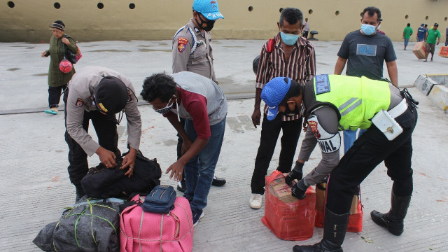 Pemeriksaan barang bawaan penumpang di Pelabuhan Laut Biak Numfor. (Dok Polda Papua)
