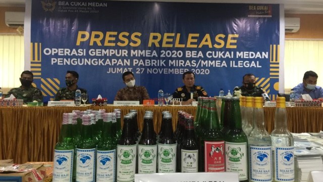 Bea Cukai Medan saat memaparkan pengungkapan pabrik munuman keras illegal. Foto: Dok. Istimewa