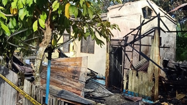 Rumah dinas guru di Tolitoli terbakar, Jumat (27/11). Foto: Istimewa