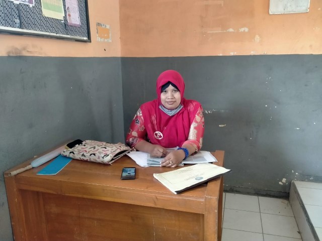 Novi Ari Agustin guru Bahasa Indonesia di SMP N 3 Bumijawa. (Foto: Bentar)