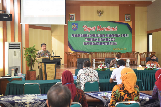 Rakor Pengendalian Operasional Pendapatan (POP) Triwulan III Tahun 2020 di Aula Bappenda Kabupaten Tegal, Kamis (26/11). (Foto: Dok. Humas Pemkab Tegal)
