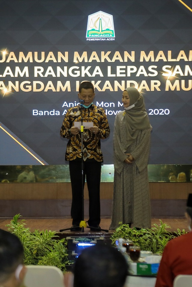 Pangdam Iskandar Muda yang baru, Mayjen TNI Achmad Marzuki didampingi istri pada acara lepas sambut di Anjong Mon Mata, Banda Aceh. Foto: Abdul Hadi/acehkini
