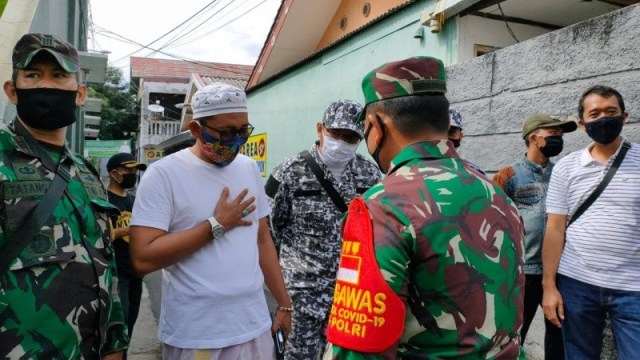 Penyemprotan disinfektan di kediaman Habib Rizieq Syihab sempat mendapat penolakan massa FPI di Petamburan, Tanah Abang, Jakarta Pusat, Jumat (27/11).  Foto: Devi Nindy/ANTARA