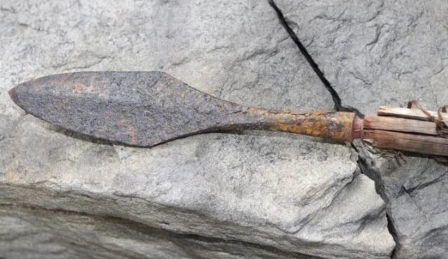 Busur panah kuno berusia 6.000 tahun yang ditemukan di Norwegia. Foto: Innlandet County Council 