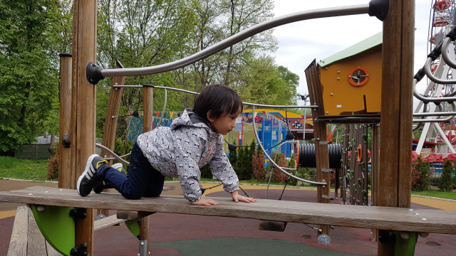 Playground sangat mudah dijumpai di setiap taman yang di Rumania. Permainannya pun cukup menantang (foto: dokumentasi pribadi)