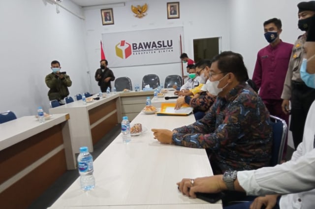 Tim Kuasa Hukum Paslon ADA saat melaporkan dugaan praktik mone politic ke Bawaslu Kabupaten Bintan. Foto: Ismail/kepripedia.com