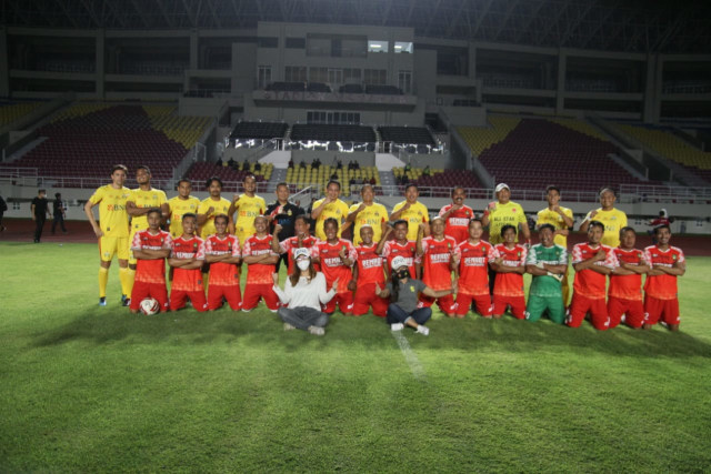 Untuk mengawali home base, Bhayangkara Solo FC menjajal rumput di lapangan Stadion Manahan Kota Solo, Jumat (27/11) malam dan melawan Tim Pemkot Surakarta
