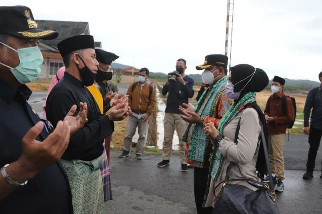 ﻿﻿Pjs Gubernur Kepri, Bahtiar Baharuddin, saat berkunjung ke Kabupaten Anambas. Foto: Ismail/kepripedia.com