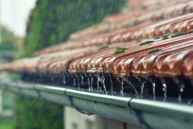 Ilustrasi atap rumah bocor. (foto: Shutterstock)