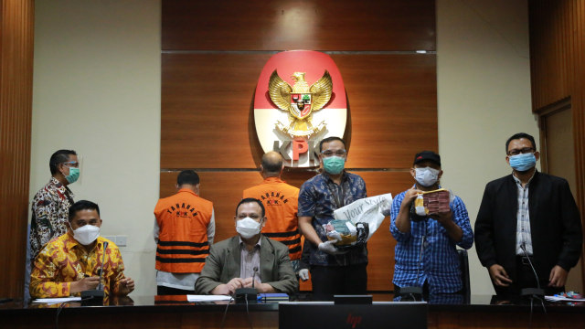 Penyidik KPK menunjukkan barang bukti saat konferensi pers penetapan tersangka Wali Kota Cimahi, Ajay Muhammad Priatna, di Gedung KPK, Jakarta, Sabtu (28/11). Foto: Humas KPK