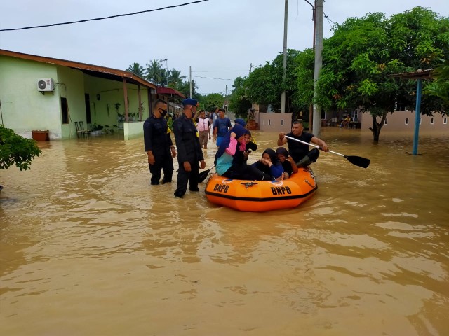 Sejumlah warga di Kota Tebing Tinggi dievakuasi dari rumahnya yang terendam banjir sejak Jumat (27/11). Satu pleton presonil Brimob Batalyon B Pelopor diturunkan untuk membantu proses evakuasi warga dan barang. Foto : Istimewa