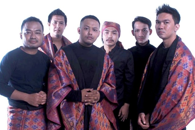 Enam personel grup musik etnik Aceh, Keubitbit, yang berhasil penghargaan di AMI Awards 2020. Foto: Dok. Keubitbit