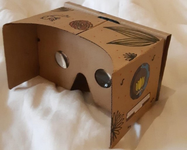 Prototype Virtual Museum Tourism yang berupa Virtual Reality (VR) box yang dikembnangkan tim dosen dan mahasiswa ITS.