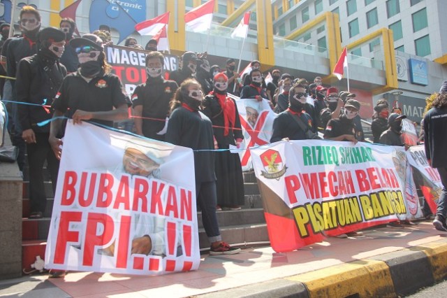 Puluhan massa dari Patriot Garuda Nusantara (PGN) Magelang Raya melakukan aksi menolak Habib Rizieq Shihab (HRS) dan Front Pembela Islam (FPI), di Pertigaan Artos Magelang, Jawa Tengah, Sabtu (28/11/2020). Foto: ari/Tugu Jogja