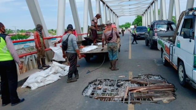 Lubang besar yang menganga di Jembatan Poncol, Kecamatan Larangan, Kabupaten Brebes mulai ditambal. (Foto: Istimewa)