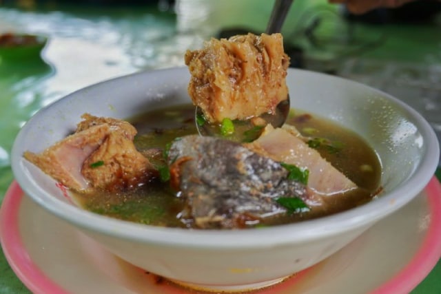 Sop Kepala Ikan Tuhuk (Marlin) salah satu menu di Rumah Makan Pondok Kuring, Kamis (19/11) | Foto: Syahwa Roza Hariqo/Lampung Geh