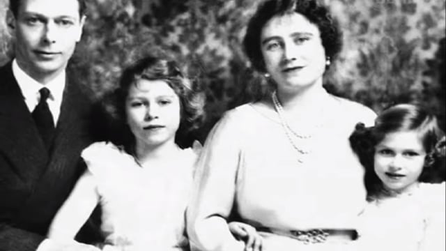 Ratu Elizabeth II dan Princess Margaret semasa kecil bersama kedua orang tuanya. Foto. dok: Youtube/The Story Behind