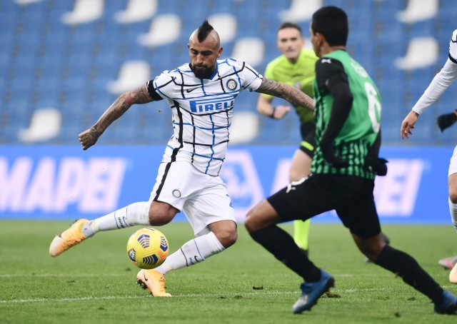 Pemain Inter Milan Arturo Vidal berebut bola dengan pemain Sassuolo pada pertandiangan lanjutan Serie A di Stadion Mapei - Citta del Tricolore, Reggio Emilia, Italia. Foto: Jennifer Lorenzini/REUTERS