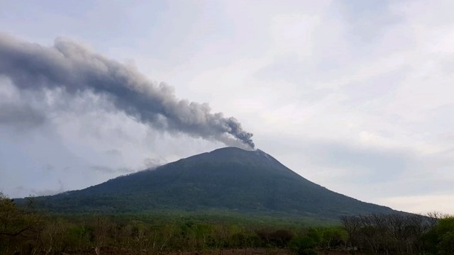 Gunung Lewitolok erupsi. Foto: Kementerian ESDM