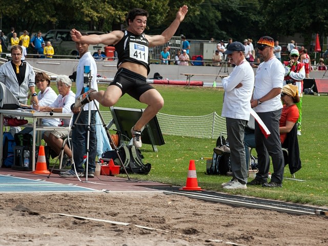 Ilustrasi olahraga atletik lompat jauh. Foto: Pixabay
