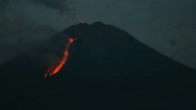 Aktivitas Gunung Semeru mengalami peningkatan yang ditandai dengan turunnya lava dari kawah Jonggring Saloko. Foto: Instagram/@bbtnbromotenggersemeru