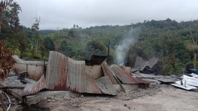 Salah satu rumah warga di Desa Lembontongoa, Sigi, Sulteng, yang dibakar oleh kelompok teroris MIT Poso. Foto: Istimewa