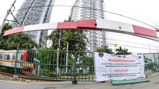 Sebuah Kereta Rel Listrik (KRL) Commuter Line melintas pada perlintasan sebidang yang sudah ditutup di kawasan Stasiun Palmerah, Jakarta, Minggu (29/11). Foto: M Risyal Hidayat/ANTARA FOTO