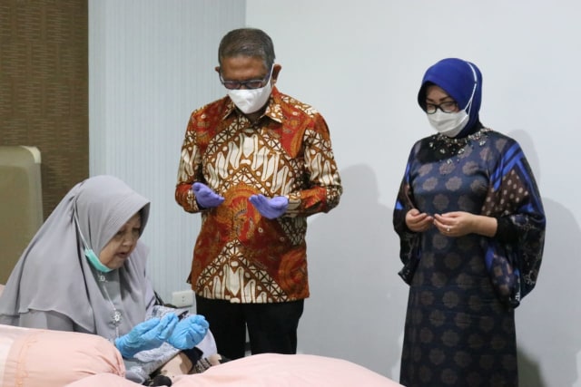 Sutarmidji (tengah) bersama keluarganya sedang berdoa. Foto: Dok. Hi!Pontianak