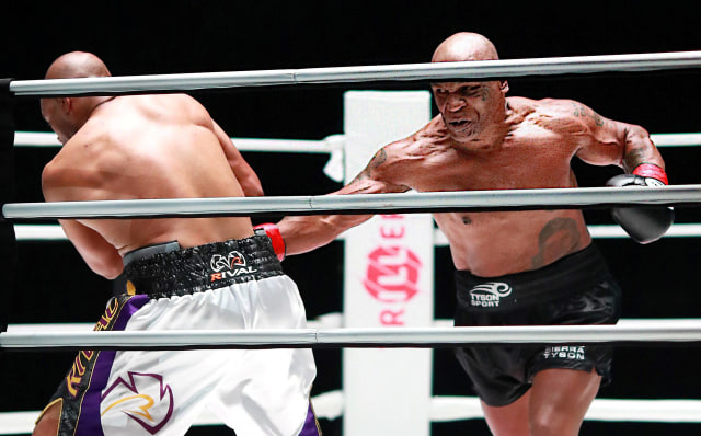 Mike Tyson saat melawan Roy Jones, Jr. saat memperebutkan Sabuk WBC di Staples Center. Foto: Joe Scarnici via USA TODAY Sports/Reuters