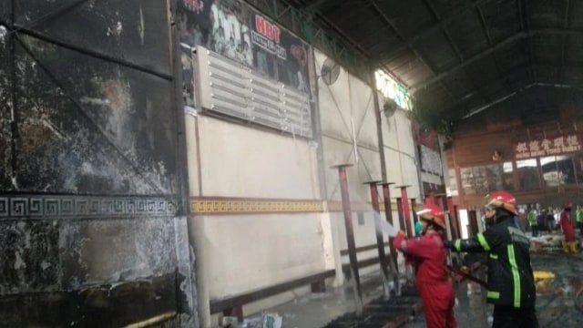 Pemadam kebakaran Kota Padang tengah memadamkan api yang membakar gedung serbaguna Himpunan Bersatu Teguh (HBT) di Kelenteng Pondok Padang. Foto: Istimewa.
