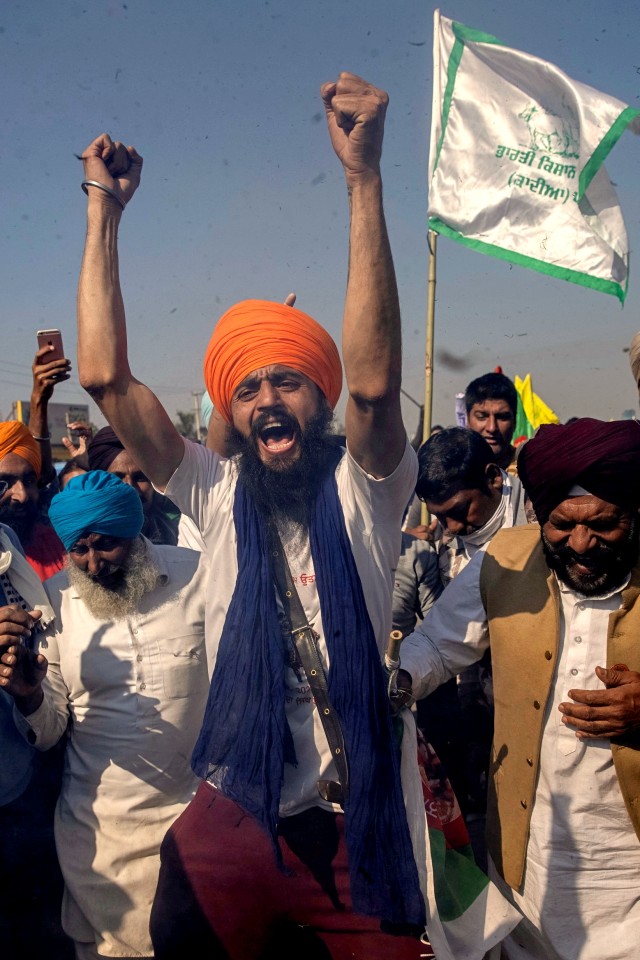 Para petani meneriakkan slogan-slogan saat aksi protes di perbatasan Singhu dekat Delhi, India, Sabtu (28/11). Foto: Danish Siddiqui/REUTERS