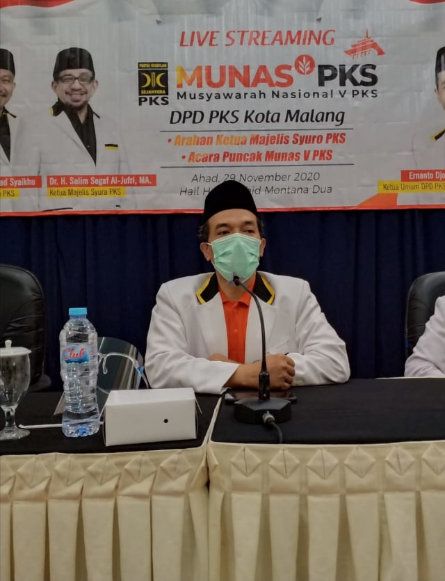 Ketua Umum DPD PKS memberikan sambutan dan arahan sebelum mengikuti Puncak Acara Munas V PKS secara online. Foto: dok