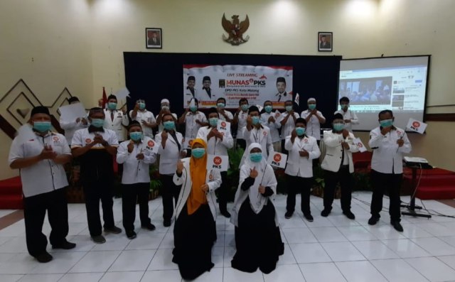 Pengurus DPD PKS Kota Malang berfoto dalam rangka mengikuti Munas V PKS di Bandung. Foto: dok