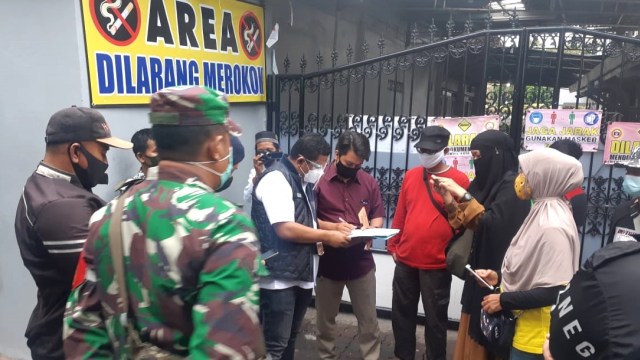 Penyidik Polda Metro Jaya mendatangi rumah Habib Rizieq Syihab di Petamburan, Jakarta Foto: Dok. Istimewa 