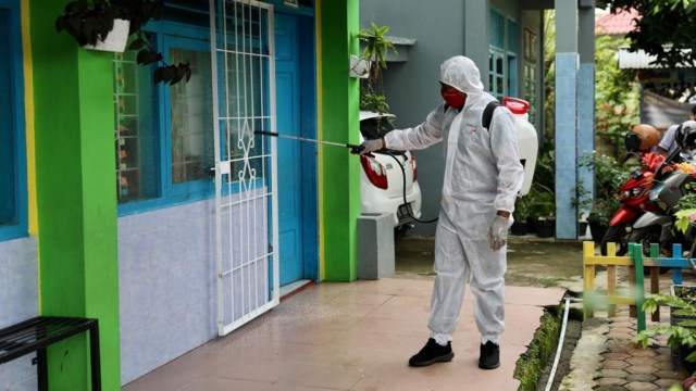 Petugas melakukan penyemprotan disinfektan di SD Negeri 37 Kota Banda Aceh untuk mencegah penyebaran virus corona, Kamis (19/11). Foto: Suparta/acehkini