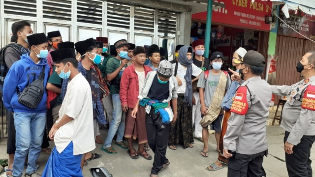 Polisi memberikan penjelasan kepada massa yang hadiri haul di Tangerang saat pandemi. Foto: Dok. Istimewa