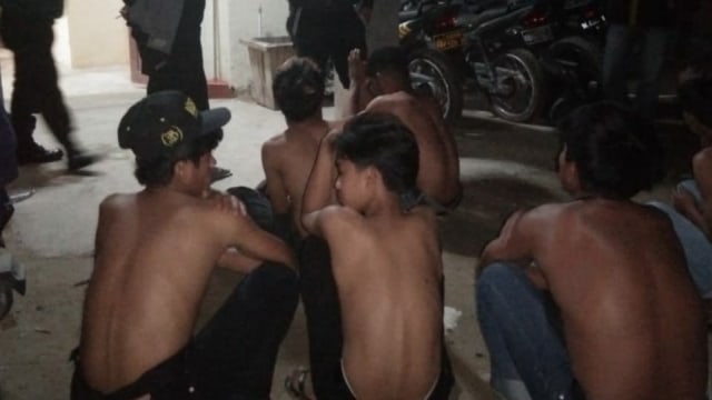 Polisi mengamankan enam remaja di Mamasa, Sulawesi Barat, yang kerap bikin onar dan mabuk di malam hari. Foto: Dok. Istimewa