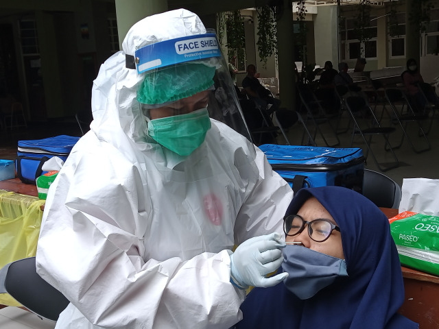 Tes swab di salah satu SMP di Surabaya. Beberapa hari terakhir kasus COVID-19 di Surabaya kembali naik. Foto: Masruroh/Basra