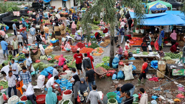 Suasana di Pasar Lambaro, Aceh Besar. Sebagian orang abai memakai masker. Foto: Suparta/acehkini