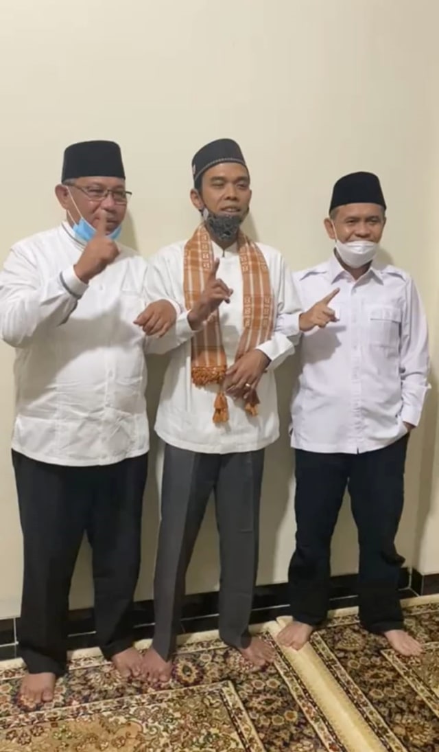 Akhyar Nasution dan Salman Al Farisi saat bertemu Ustaz Abdul Somad di Sumatera Barat. Foto: Dok. Istimewa