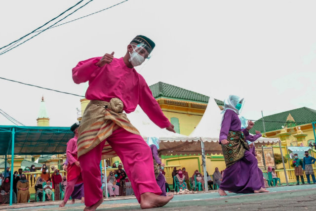 Acara peringatan satu abad kesenian tari Zapin di pulau Penyengat, Kepulauan Riau. Foto: Kamarul