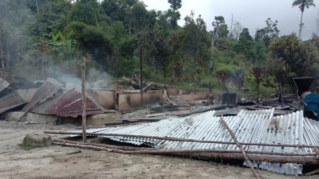 Sejumlah rumah warga di Desa Lembantongoa, Kabupaten Sigi, Sulteng, dibakar oleh kelompok MIT. Foto: Istimewa 