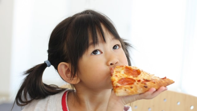 Anak Suka Makan Pizza, Sehat Enggak Ya? (416184)