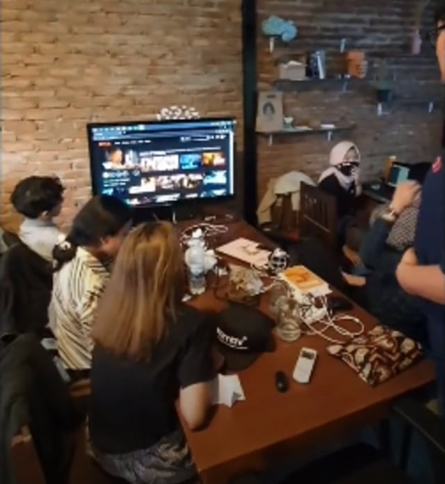 Sejumlah karyawan non Netflix saat jam kerja. Foto: TikTok @kamtiv.id