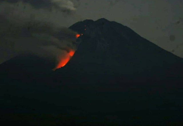 Guguran lava yang turun dari kawah Jonggring Saloko, Puncak Mahameru, Gunung Semeru, Jawa Timur, pada Jumat (27/11/2020). Foto: BB TNBTS