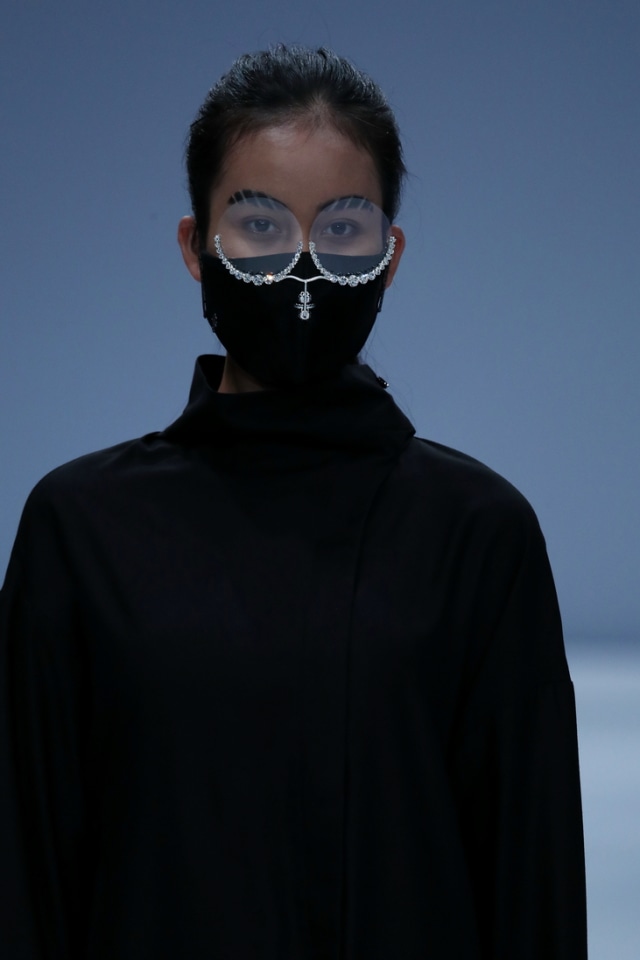25 Tahun Berkarya, Rinaldy Tampilkan Masker & Face Shield Futuristik di JFW 2021 (289521)
