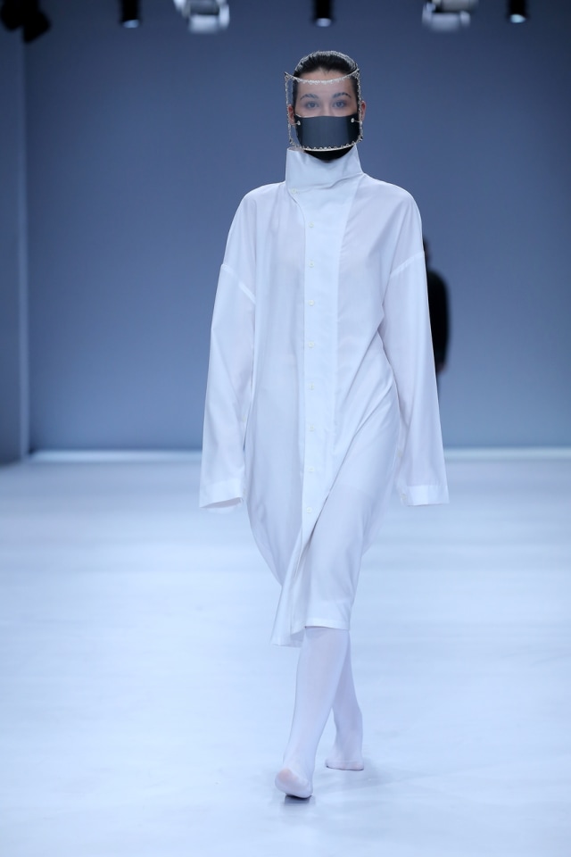 25 Tahun Berkarya, Rinaldy Tampilkan Masker & Face Shield Futuristik di JFW 2021 (289518)