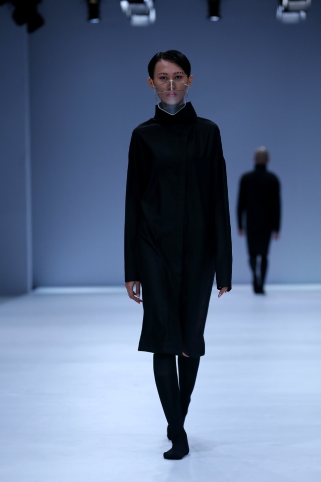 25 Tahun Berkarya, Rinaldy Tampilkan Masker & Face Shield Futuristik di JFW 2021 (289519)